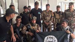 قيادات وأفراد من القوات العراقية تحمل علم تنظيم الدولة داخل الفلوجة- فيسبوك