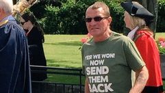بريطاني عنصري يرتدي قميصا مكتوبا عليه نعن ربحنا فرحلوهم أي المهاجرين - تويتر