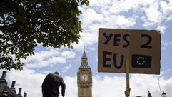 محتج بريطاني يطالب بعدم الخروج من الاتحاد الأوروبي- أ ف ب