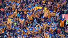 مشجعر برشلونة يرفعون الاعلام الكاتالونية في 22 ايار/مايو 2016