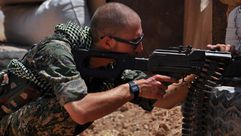 عنصر أجنبي مقاتل مع القوات الكردية قرب الرقة- أ ف ب