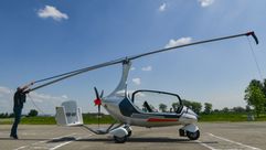 الطيار التشيكي بافيل بريزينا (يسار) صاحب شركة "نيرفانا سيستمز" صنع طوافة مصغرة "جيرودرايف" يمكن تسيي