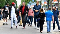 اطول رجال العالم يلتقون في جادة الشانزيلزيه في باريس في الأول من حزيران/يونيو 2018