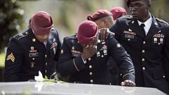 القوات الأمريكية في أفريقيا يبكون على قبر أحد الجنود الذين قتلوا في كمين - جيتي