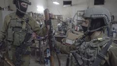 جنود للاحتلال داخل ورشة بها سلاح في الضفة الغربية- تويتر