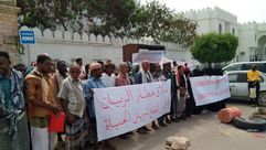 اليمن احتجاج على القوات الاماراتية لفتح مطار الريان في محاظفة المكلا- نشطاء