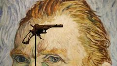 المسدس الذي قد يكون استخدمه فنسنت فان غوخ لوضع حد لحياته معروضا في قاعة دروو في 14 حزيران/يونيو 2019