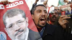 مصري يرفع صورة مرسي- جيتي