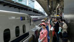 ركاب ينتظرون في محطة قطارات في طوكيو في 27 نيسان/أبريل 2019