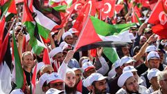أتراك خلال فعالية داعمة للشعب الفلسطيني في إسطنبول- جيتي