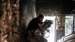 جندي عراقي على أحد مقاتلي تنظيم الدولة في الموصل - جيتي