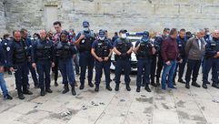فرنسا الشرطة الفرنسية تلقي الاصفاد احتجاجا على منعهم من استخدام الخنق للقبض على المشتبه بهم جيتي