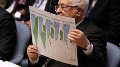 عباس يحمل خريطة فلسطين- جيتي