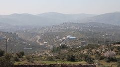 مشهد لقرية بيتا وتبدو الجبال المحيطة بها