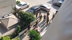 عناصر الجيش بعد إطلاق النار على المنفذ واعتقاله قرب مبنى السفارة- إكس