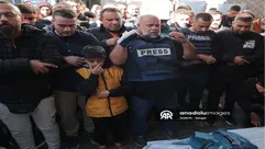 وائل الدحدوح في صلاة جنازة ابنه حمزة.. الأناضول