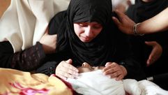 زوجة طبيب فلسطيني استشهد في قصف لمنزله تودعه - الأناضول
