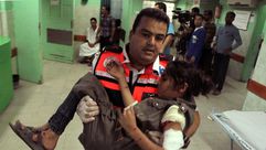 طفلة مصابة جراء قصف الاحتلال لمنزلها - الأناضول