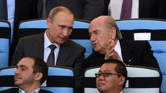 الرئيس الروسي فلاديمير بوتين (يسار) في حديث مع رئيس الاتحاد الدولي لكرة القدم فيفا جوزف بلاتر خلال ن