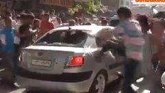 متظاهرون أتراك يحطمون سيارة سورية في قهرمان مرعش 13-7-2014