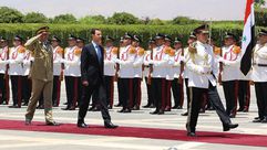 الأسد خلال استعراضه حرس الشرف في قصر الشعب - أ ف ب