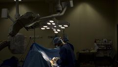 جراح يجري عملية زرع جهاز ضبط نبضات القلب في مستشفى قرب باريس في 19 تموز/يوليو 2013