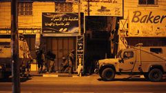 دوريات عسكرية تقتحم مدينة الخليل - دوريات عسكرية تقتحم مدينة الخليل (5)