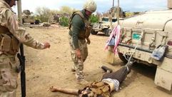عناصر من الجيش العراقي تسحل قتيلا بآلية عسكرية - أرشيفية