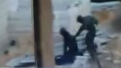 لقطة لجنود الاحتلال خلال تعذيبهم للشاب بعد اعتقاله - يوتيوب