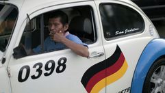 سائق تاكسي مكسيكي يقود سيارة الخنفساء في اكابولكو في 21 حزيران/يونيو 2015