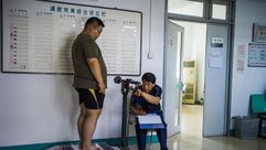 شاب صيني يعاني من السمنة خلال فترة علاجه في احد المراكز المختصة