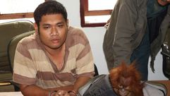 اندونيسي حكم عليه بالسجن عامين لمحاولته بيع قرد اورانغوتان، في ميدان بسومطرة الشمالية