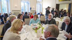 ميركل تشارك المسلمين في ألمانيا بإفطار رمضان - أ ف ب