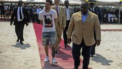 ميسي مع رئيس الغابون علي بونجو اونديمبا خلال وضع حجر الاساس لملعب بورت-جنتيل