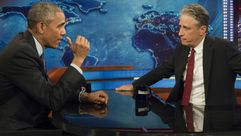 الرئيس اوباما يتحدث الى جون ستيورات خلال استضافته في برنامج ذا ديلي شو، في نيويورك الاربعاء 21 تموز/