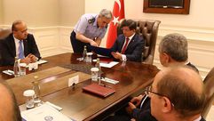 داود أوغلو رئيس الوزراء التركي يترأس اجتماعا أمنيا ـ الأناضول