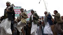 مسلحو الحوثي يرقصون في صنعاء بعد خسارتهم عدن - أ ف ب