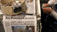 بيع صحيفة سان فرانسيسكو كرونيكل في 26 تشرين الاول/اكتوبر 2009 في سان فرانسيسكو