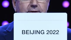 رئيس اللجنة الاولمبية الدولية الالماني توماس باخ معلنا استضافة بكين للالعاب الاولمبية الشتوية، في كو