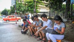 كوبيون يستخدمون هواتفهم الذكية في هافانا في 2 تموز/يوليو 2015