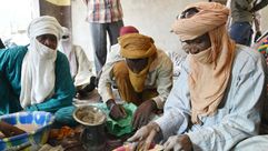 رجال ينخلون الحصى بحثا عن الذهب في اغاديز شمال النيجر في 31 ايار/مايو 2015