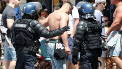 شرطيون فرنسيون يفتشون مشجعين قبل مباراة لكرة القدم في مرسيليا