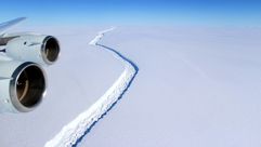 صورة من الناسا تظهر الصدع في الحاجز الجليدي "لارسن سي" الذي انفصلت عنه للتو كتلة جليد هي من أكبر جبا