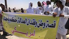 أقارب الجندي من قبيلة الحويطات يرفعون لافتات احتجاجية على حكم المحكمة- فيسبوك