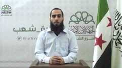 علي العمر - أبو عمار - قائد حركة أحرار الشام يظهر مع علم الثور السورية - سوريا