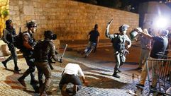 اعتداء الاحتلال الإسرائيلي على المرابطين عند بوابات الأقصى - صورة وزعها نشطاء 18-7-2017