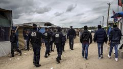دورية شرطة مكافحة الشغب الفرنسية داخل معسكر الغابة في كالي (أف ب)