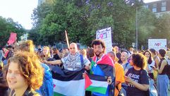 مظاهرة ضد العنصرية ضد السود في برلين ترفع علم فلسطين عربي21
