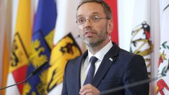 وزير الداخلية النمساوي هربت كيكل يعد من اليمين المتطرف النمسا - جيتي