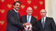 بوتين يسلم تميم كرة كاس العالم- جيتي